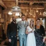 Hochzeitspaar mit Musiker bei einer Hochzeit in Graz, mit stimmungsvoller Galamusik.
