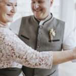 Glückliches Hochzeitspaar tanzt bei der Hochzeit in Graz, musikalische Begleitung.