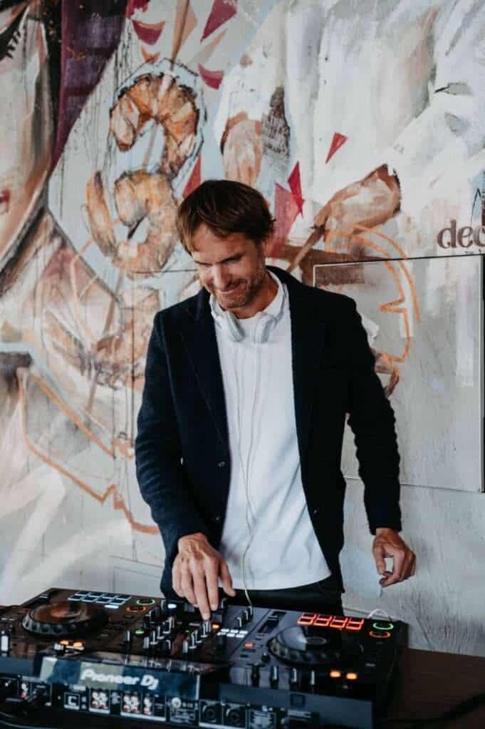 DJ bei Hochzeit in Graz mit professionellem DJ-Equipment.