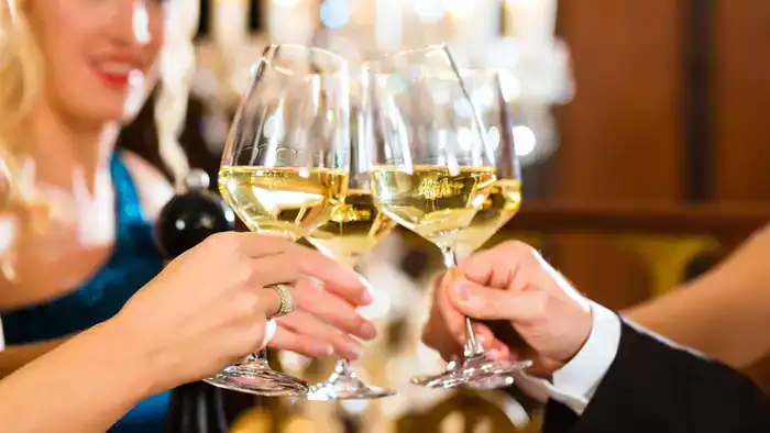 Firmenfeier Wein anstoßen